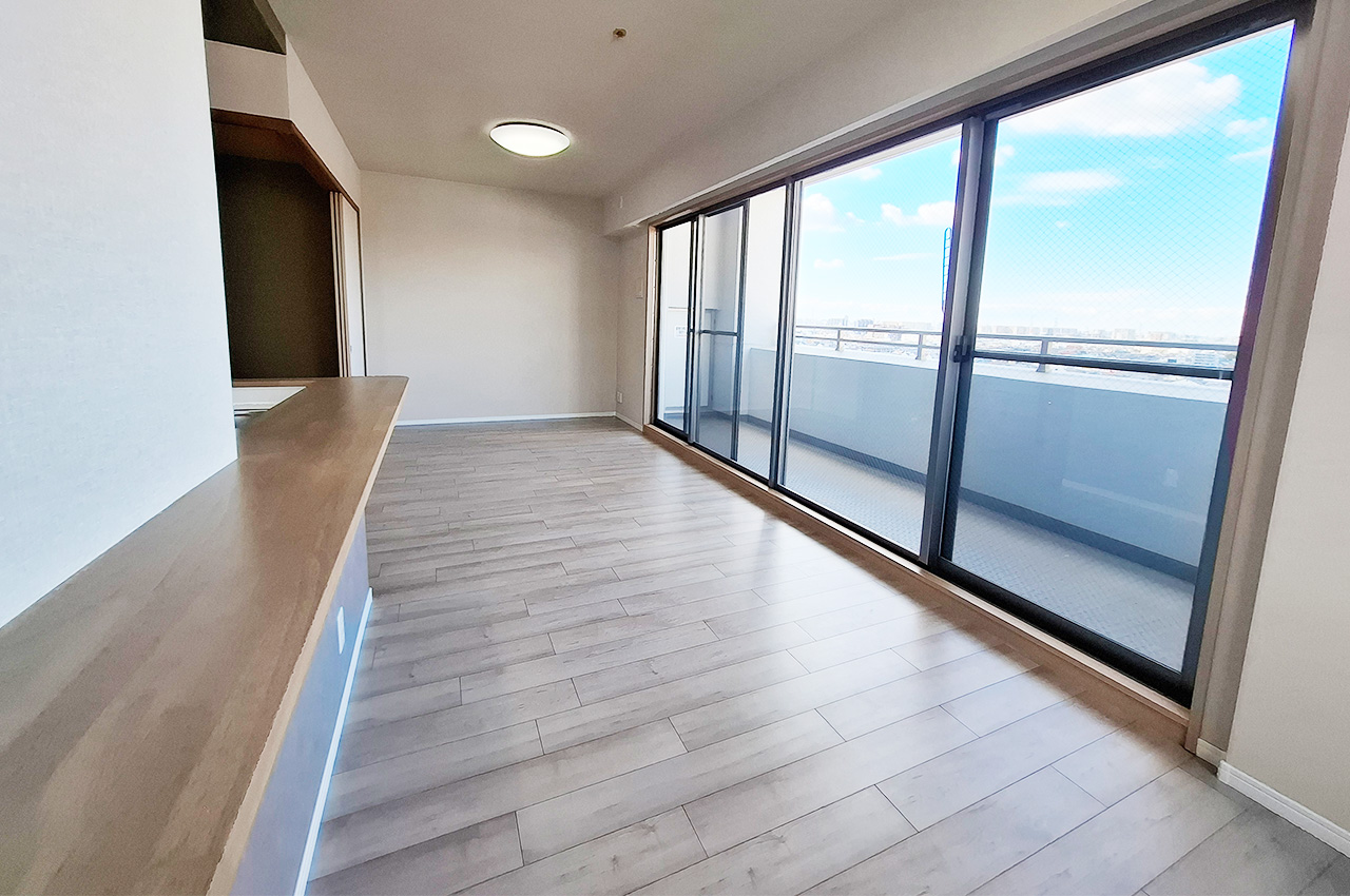 リビングダイニング：バルコニーに面しており開放的な室内。