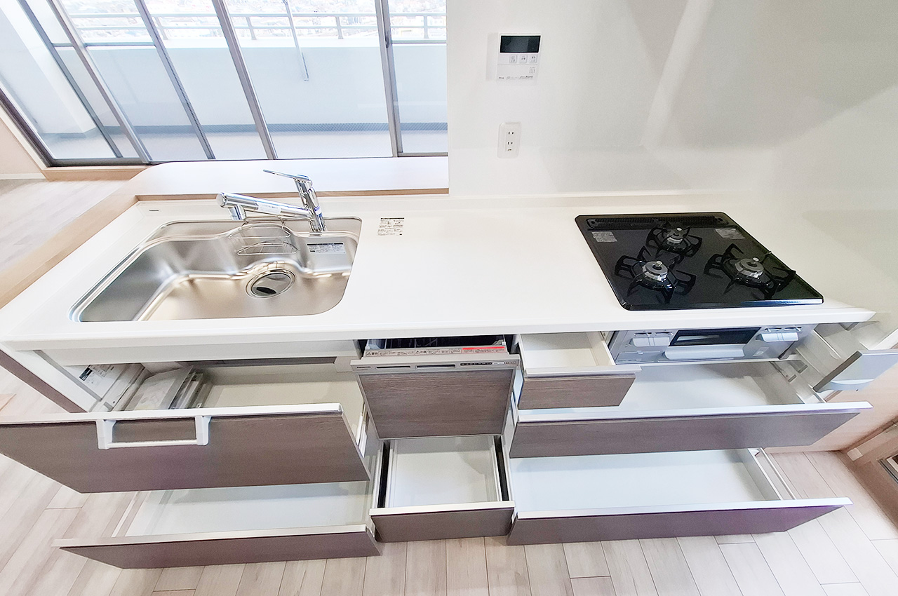 キッチン：引き出し収納がありキッチングッズや食器がすっきり片付きます。