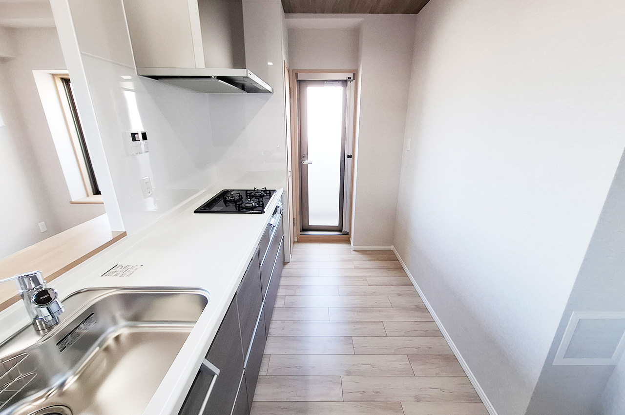 キッチン：バルコニーへ出入り可能な勝手口あり。