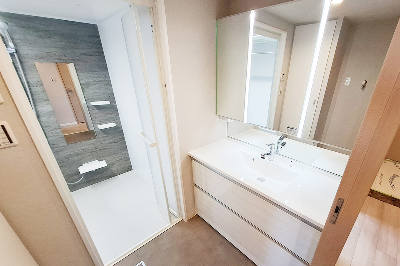 洗面室：洗面化粧台を新調済み。