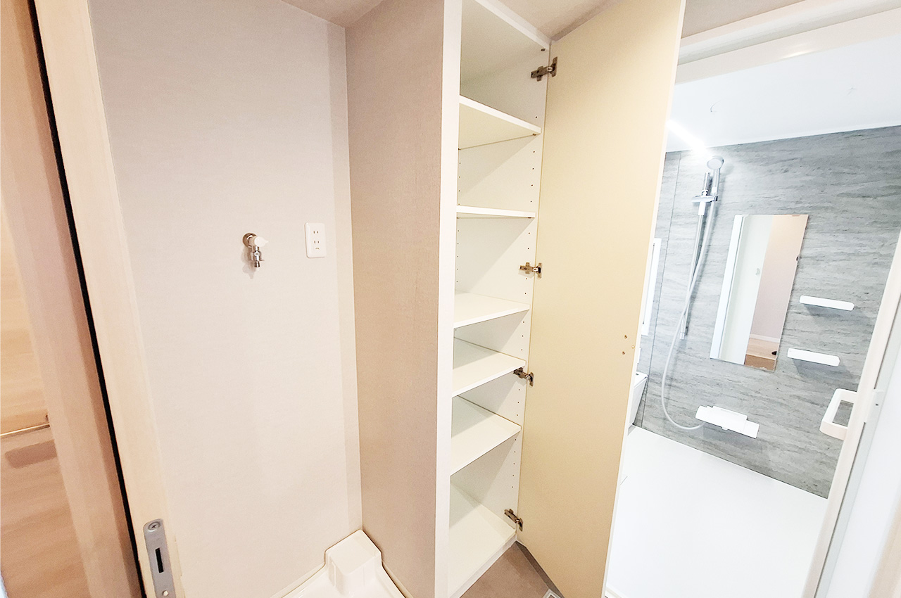 洗面室：物入があり整理整頓に便利です。