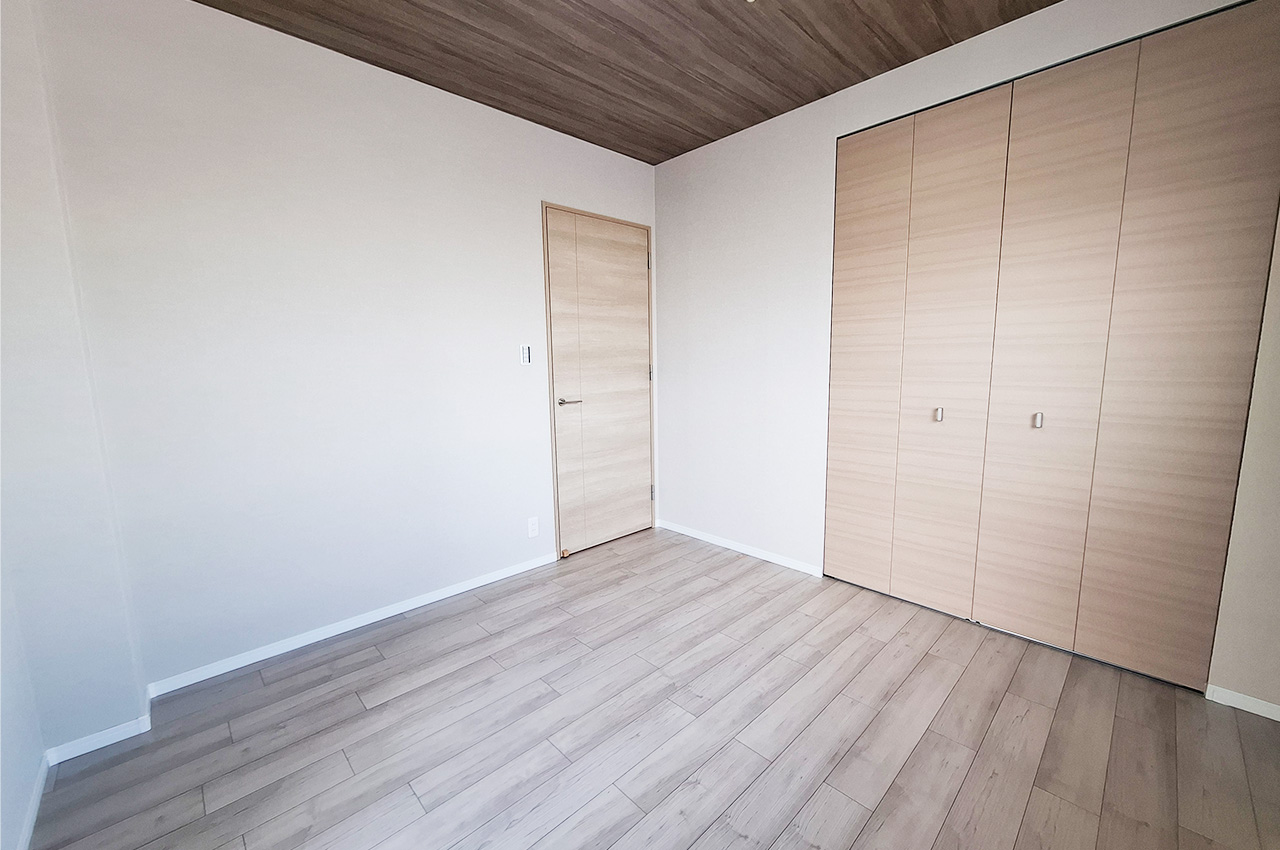 洋室1：クロスやフローリングを貼替えるなどリフォーム済み。