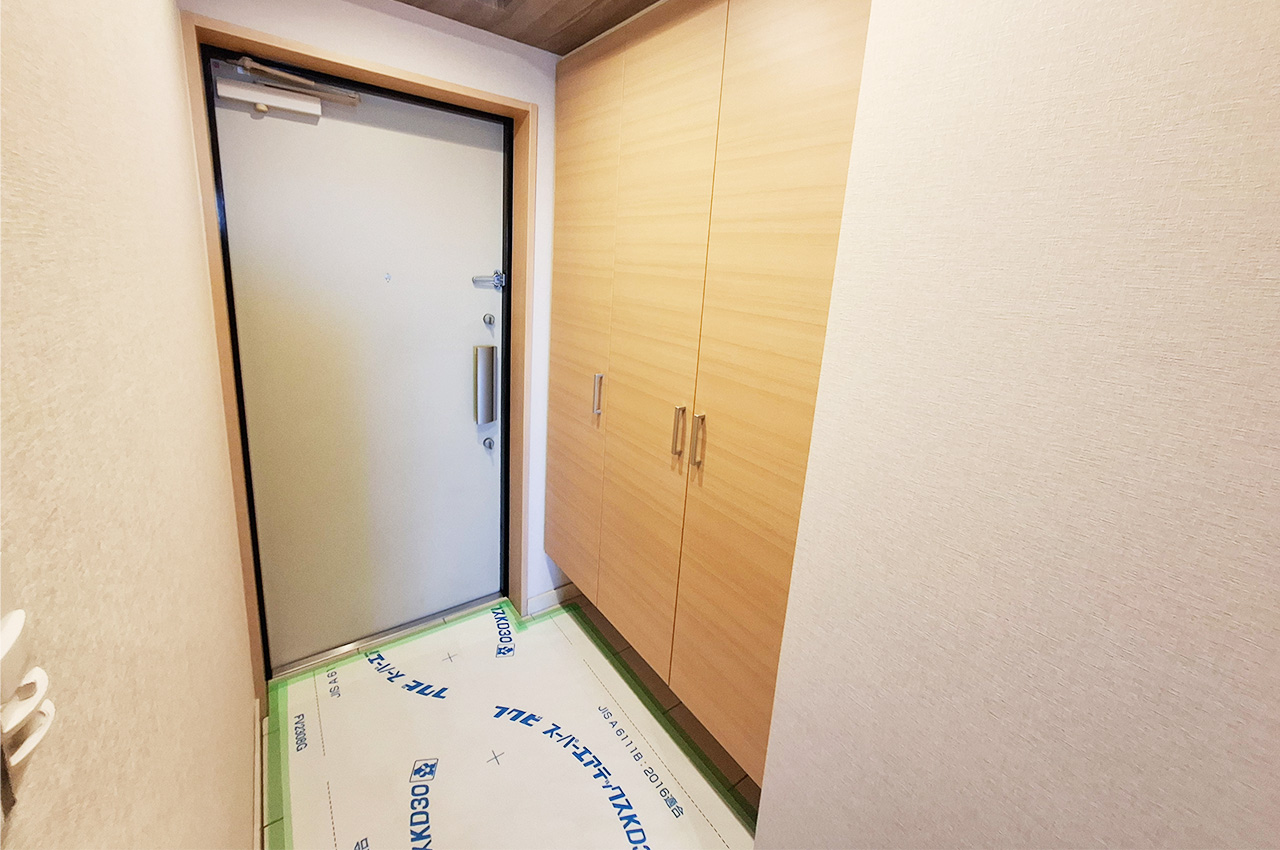 玄関：大容量の下駄箱付きで玄関まわりをすっきり保てます。