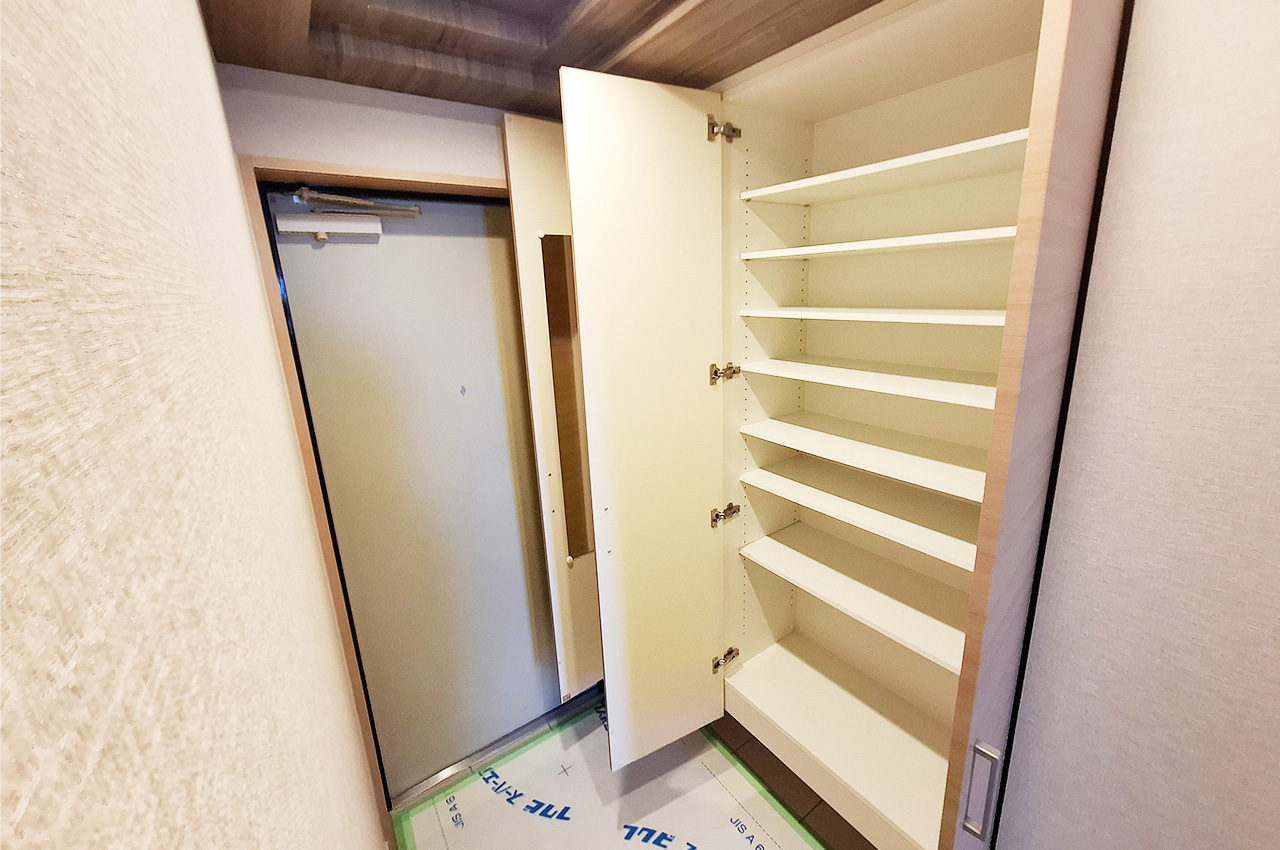 玄関下駄箱：扉の裏側に姿見が付いており、身だしなみのチェックに便利です。