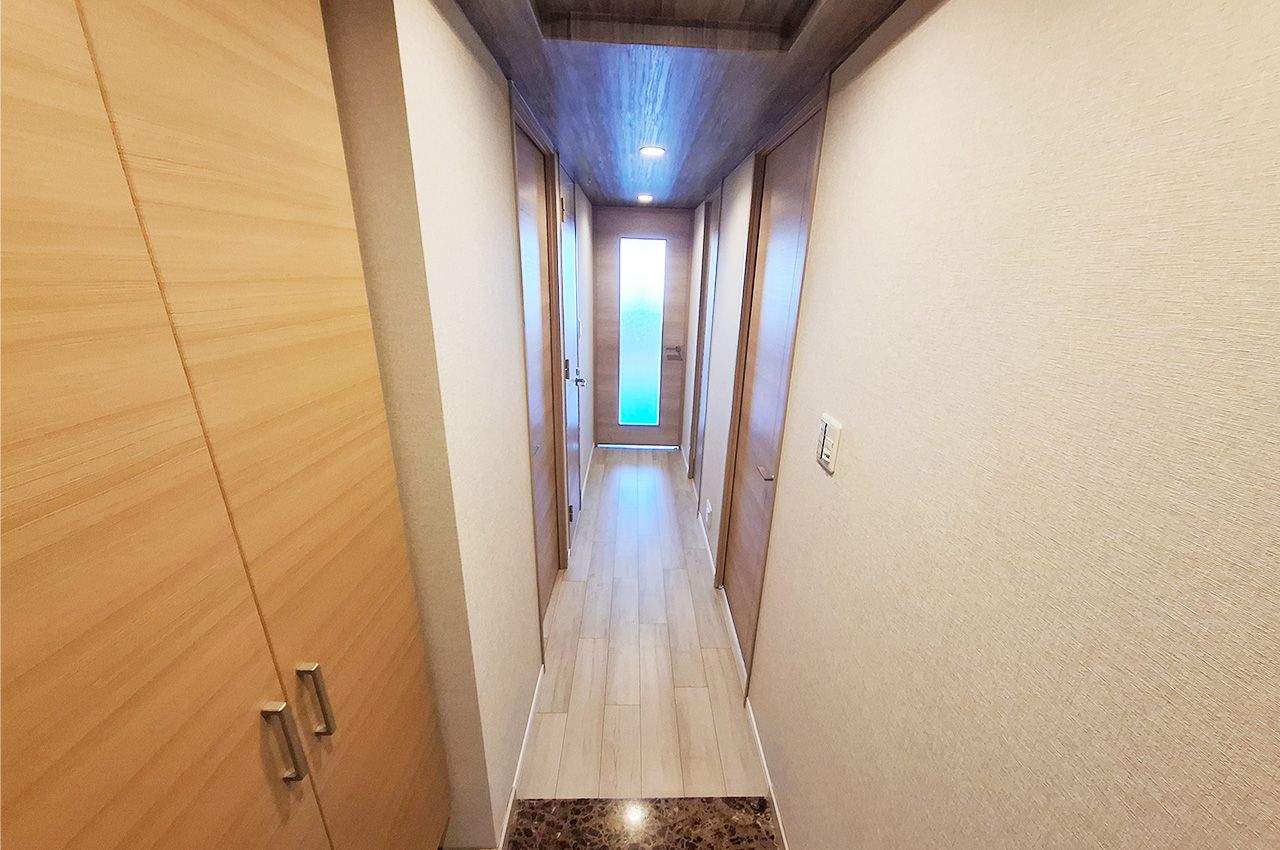 廊下：クロスやフローリングを貼替えるなどリフォーム済み。