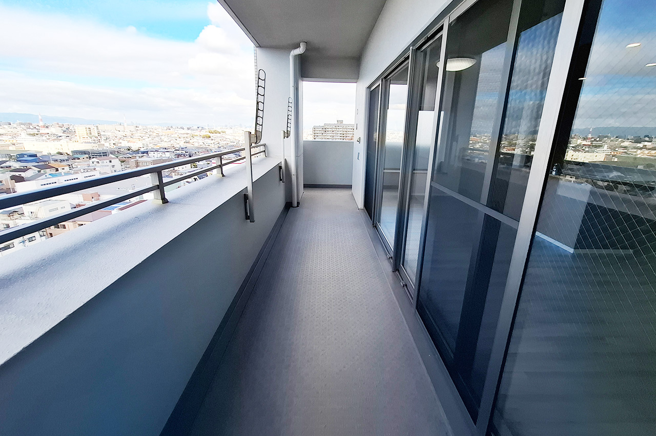 西側バルコニー：リビングに面した二面バルコニーです。