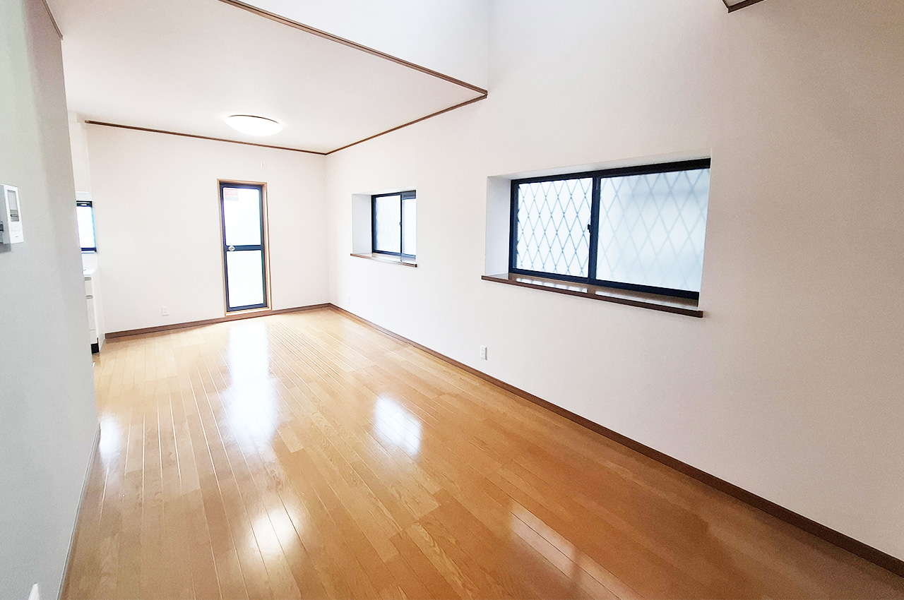 リビングダイニング：明るく開放的な空間を演出する吹抜けリビング。