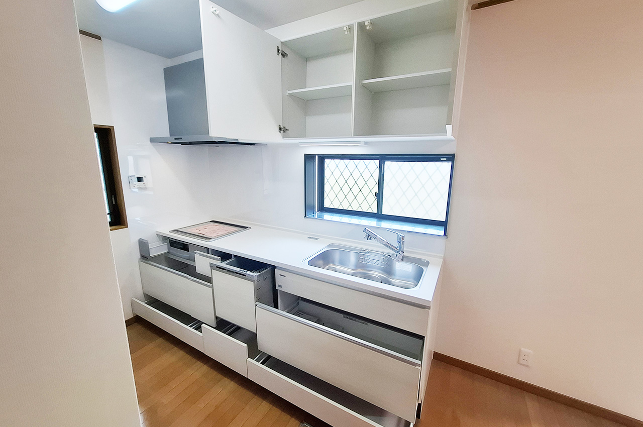キッチン：IHコンロでお掃除ラクラク。収納付きで整理整頓しやすいキッチン。