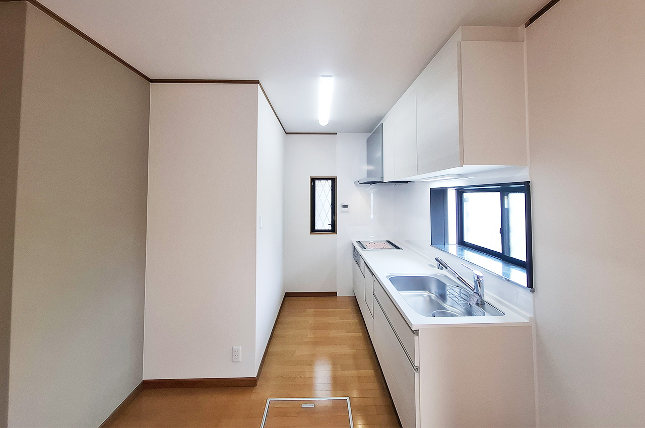 キッチン：窓が多く換気しやすい設計です。