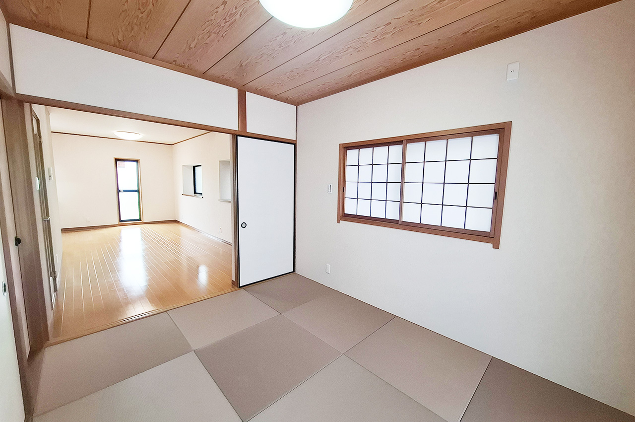 和室：半帖畳新調、クロスと襖を貼替え済み。