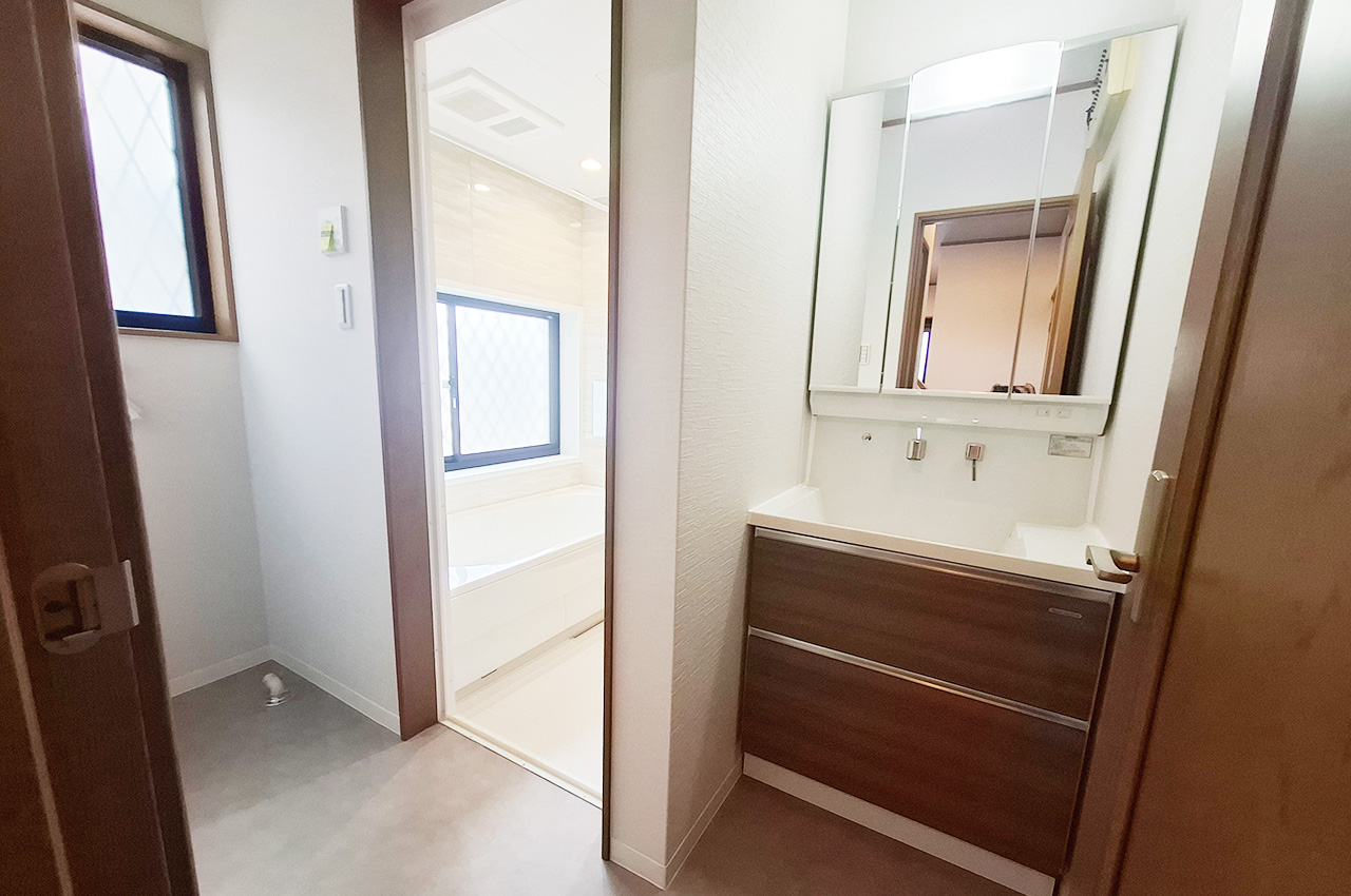 洗面室：洗面化粧台を新調済み。