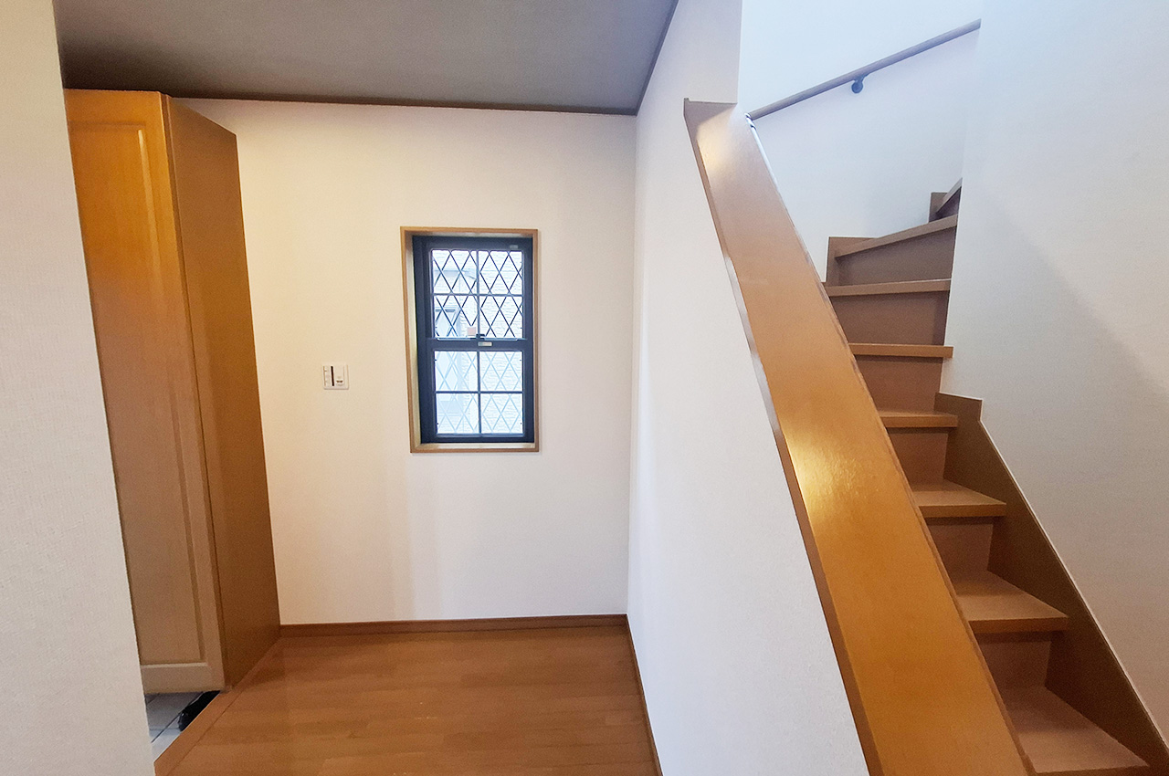 階段：クロス貼替え済み。