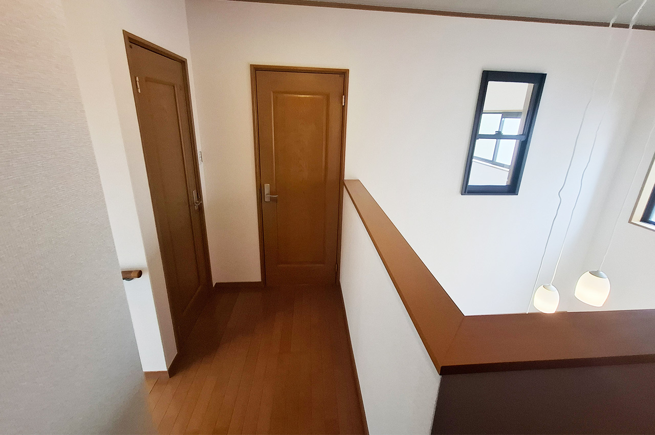 2階廊下：クロス貼替え済み。