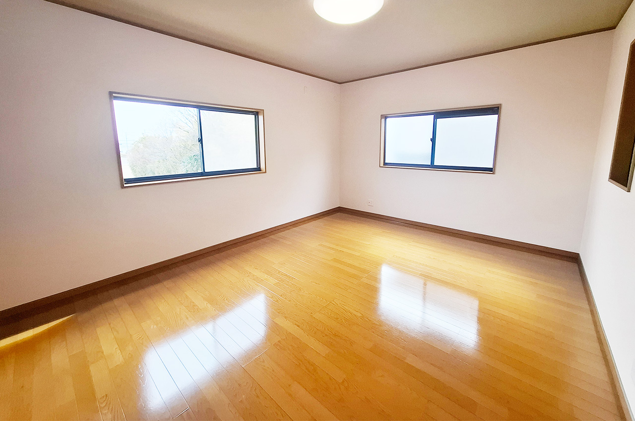 洋室1：クロスを貼替えるなどリフォーム済み。