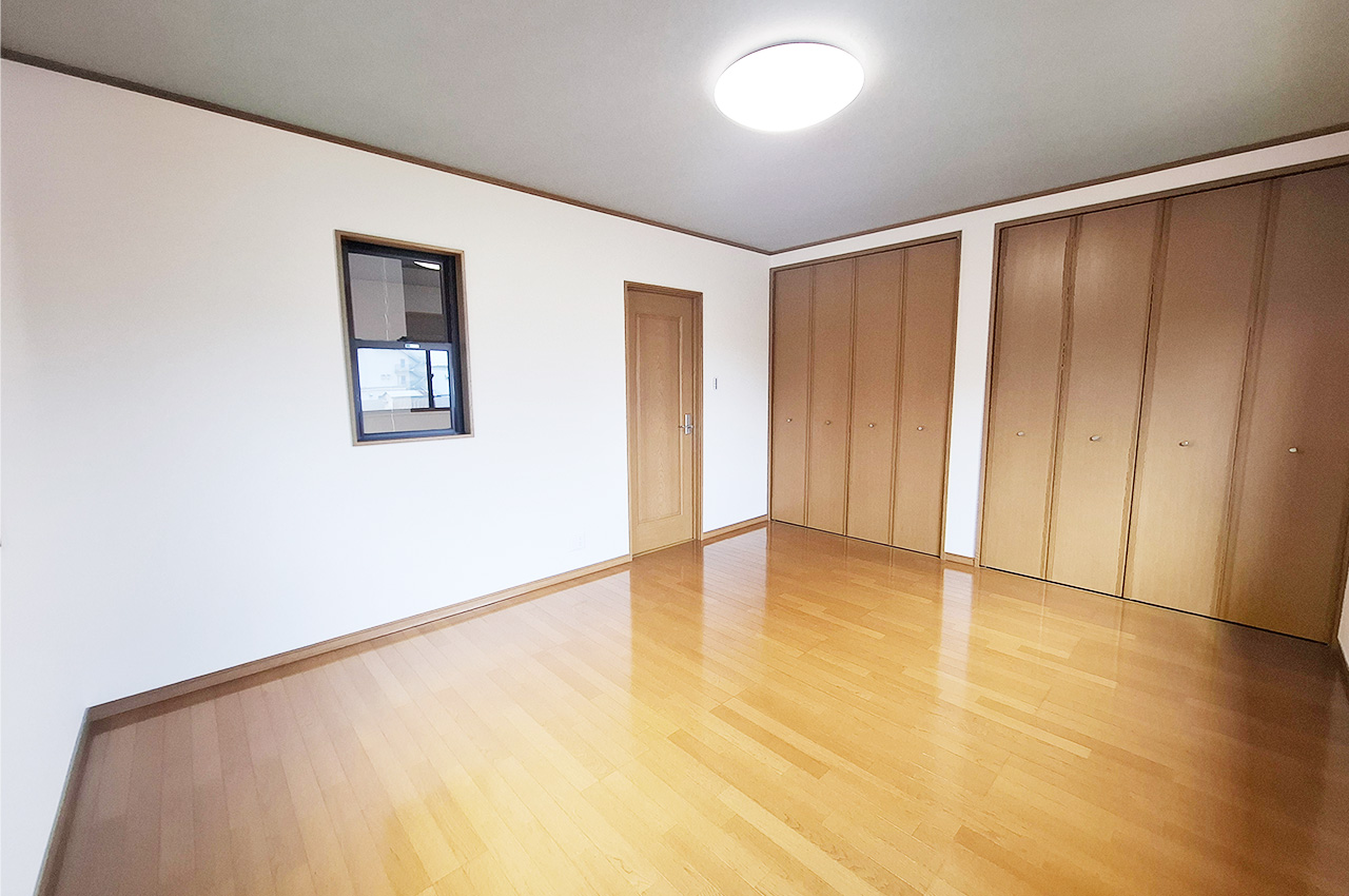 洋室1：約10帖のゆったりとしたお部屋。