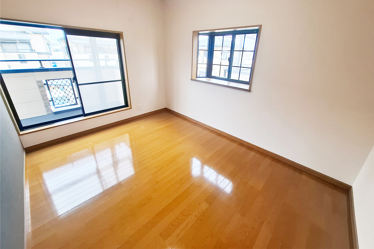 洋室2：バルコニーへ出入り可能。