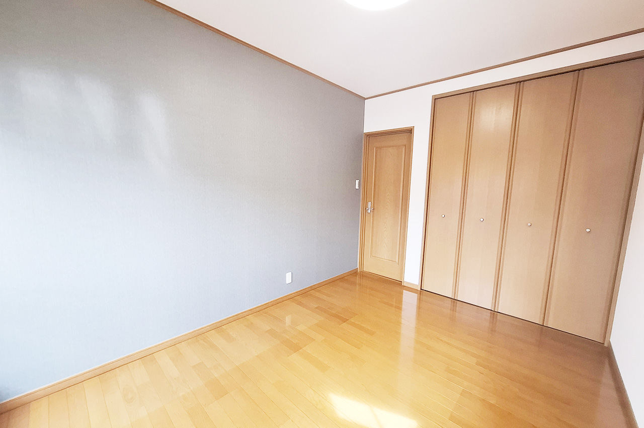 洋室3：クロスを貼替えるなどリフォーム済み。