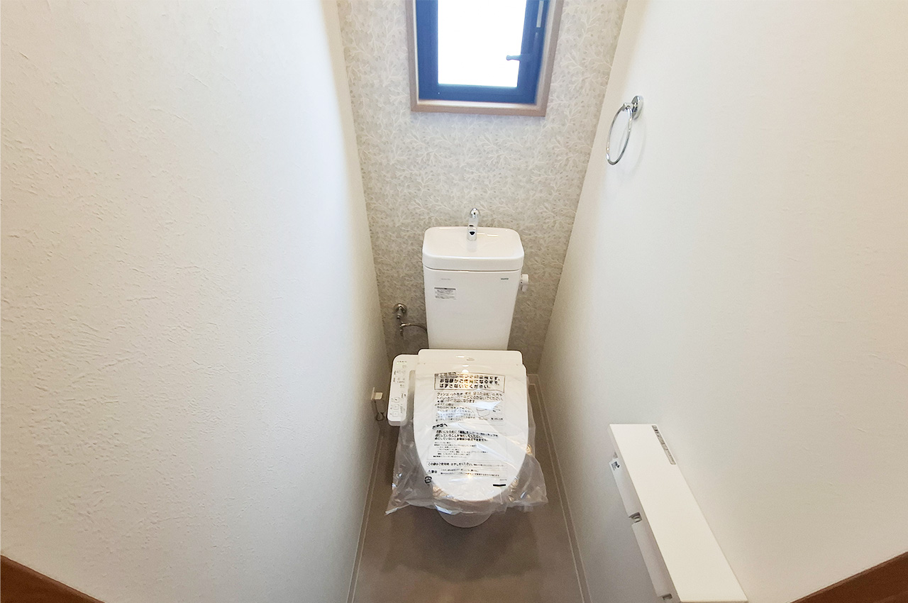 2階トイレ：便器・温水洗浄便座を新調済み。