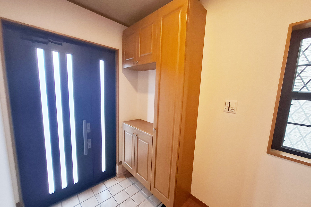 玄関：クロスを貼替えるなどリフォーム済み。