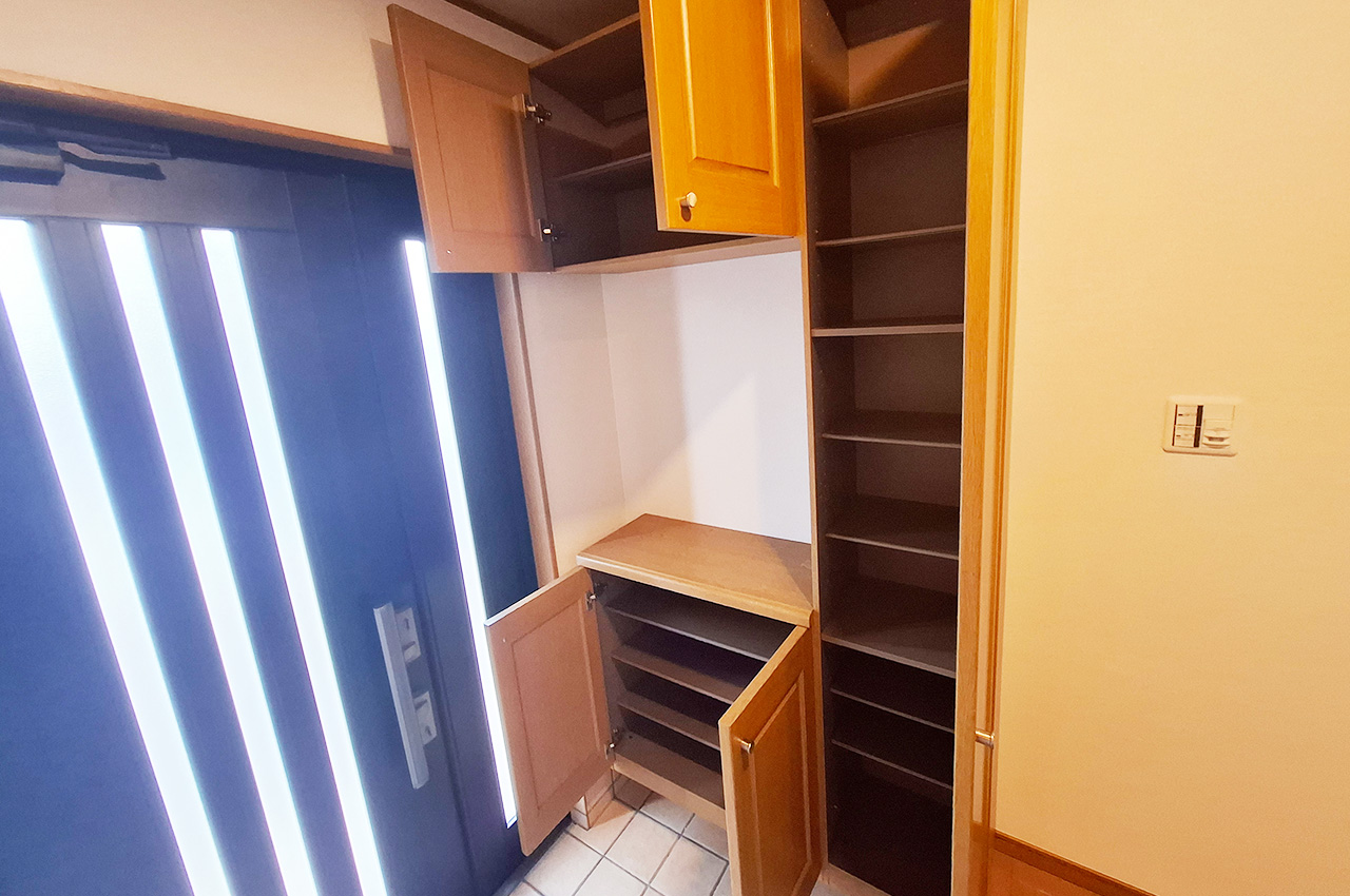 玄関：収納力のある下駄箱付きで整った玄関を保てます。