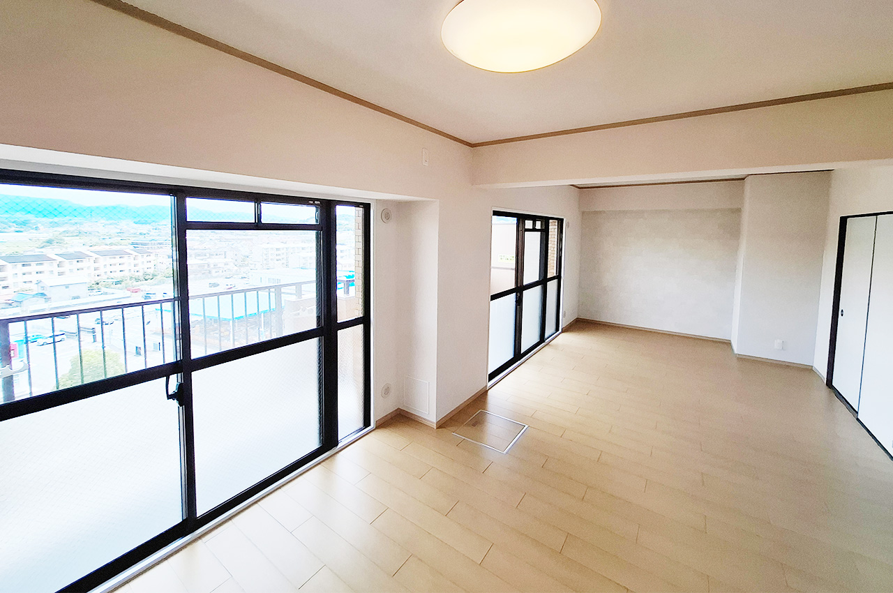 リビングダイニング：10階建ての9階部分・南向きバルコニーに面し、日当り・眺望良好です。