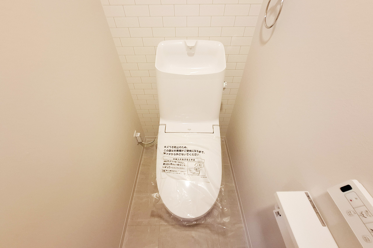 トイレ：LIXILの便器・温水洗浄便座を新調。クロスや床も貼替えました。