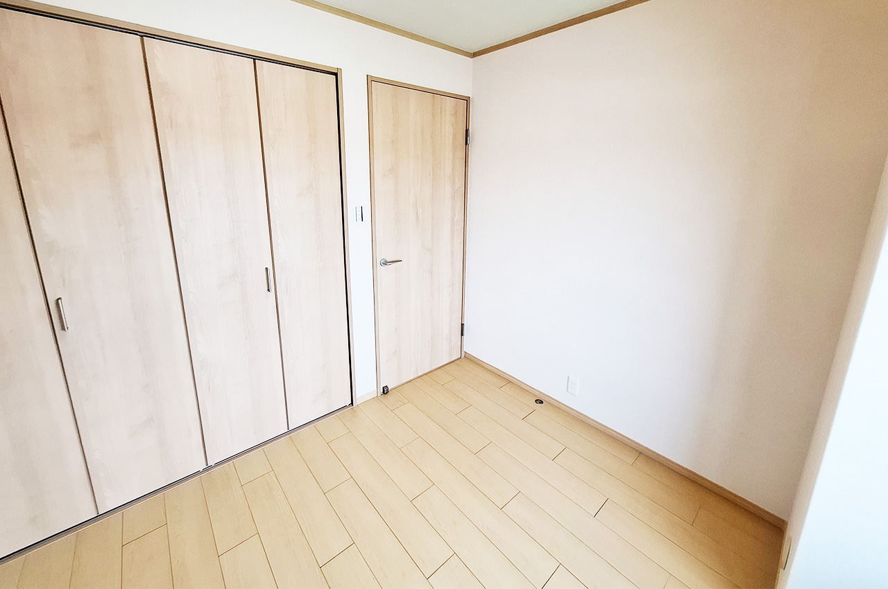 洋室1：約5帖の洋室は家族構成やライフスタイルに合わせて多用途に利用できます。