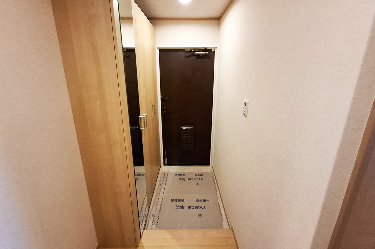 玄関：下駄箱を新調。靴をすっきり収納しやすい玄関です。