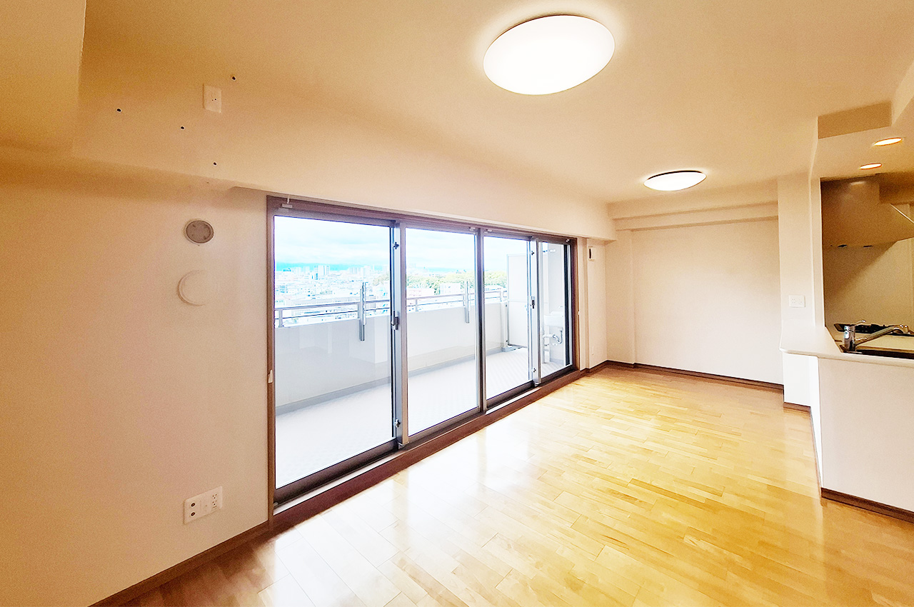 LDK:12階建て8階部分・南東向きバルコニーに面した開放感のある空間。