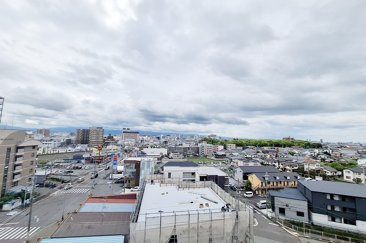 眺望:12階建ての8階部分で眺望良好。開放感のある景色を楽しめます。