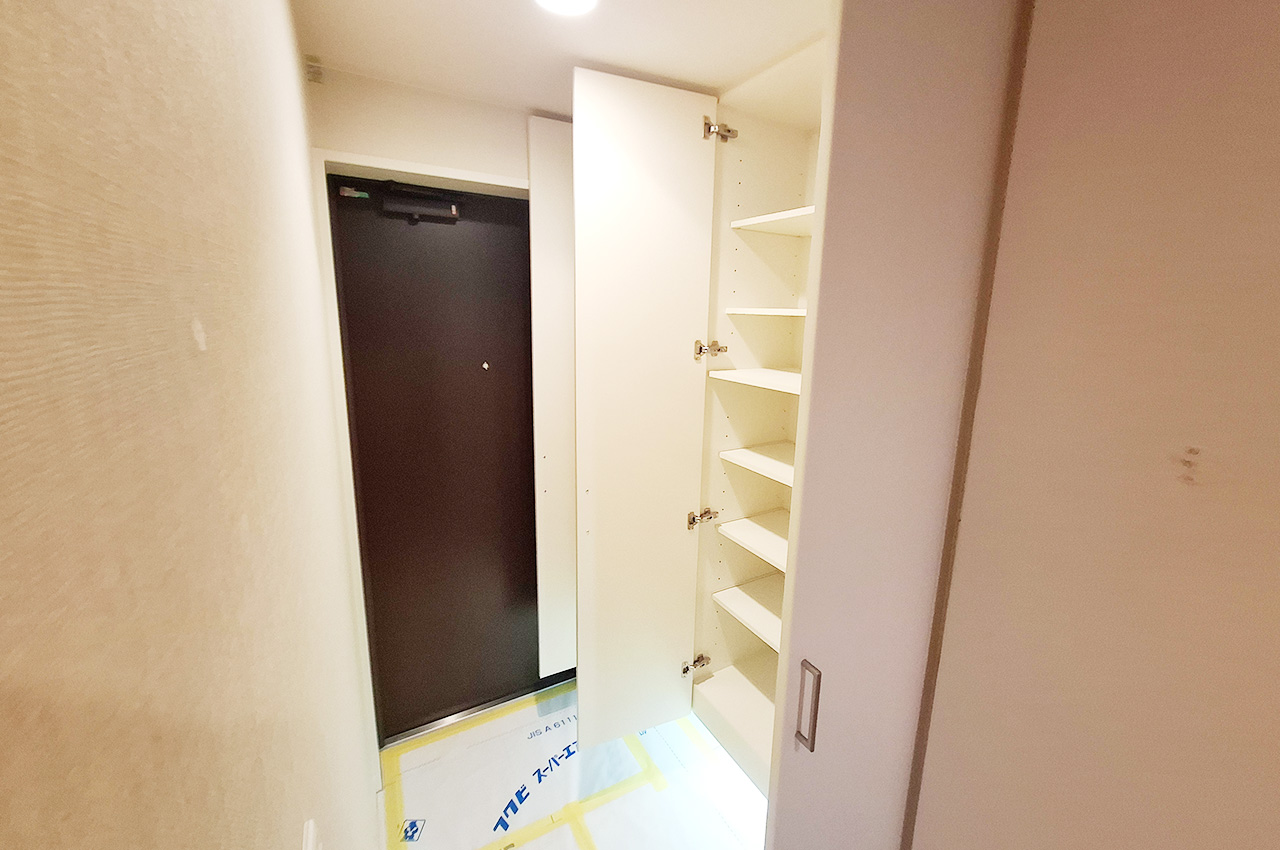 玄関:収納力のある下駄箱で家族分の靴をすっきりと片付けられます。