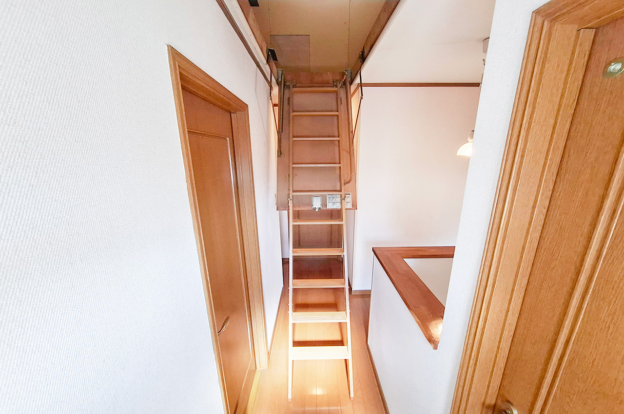 屋根裏収納梯子