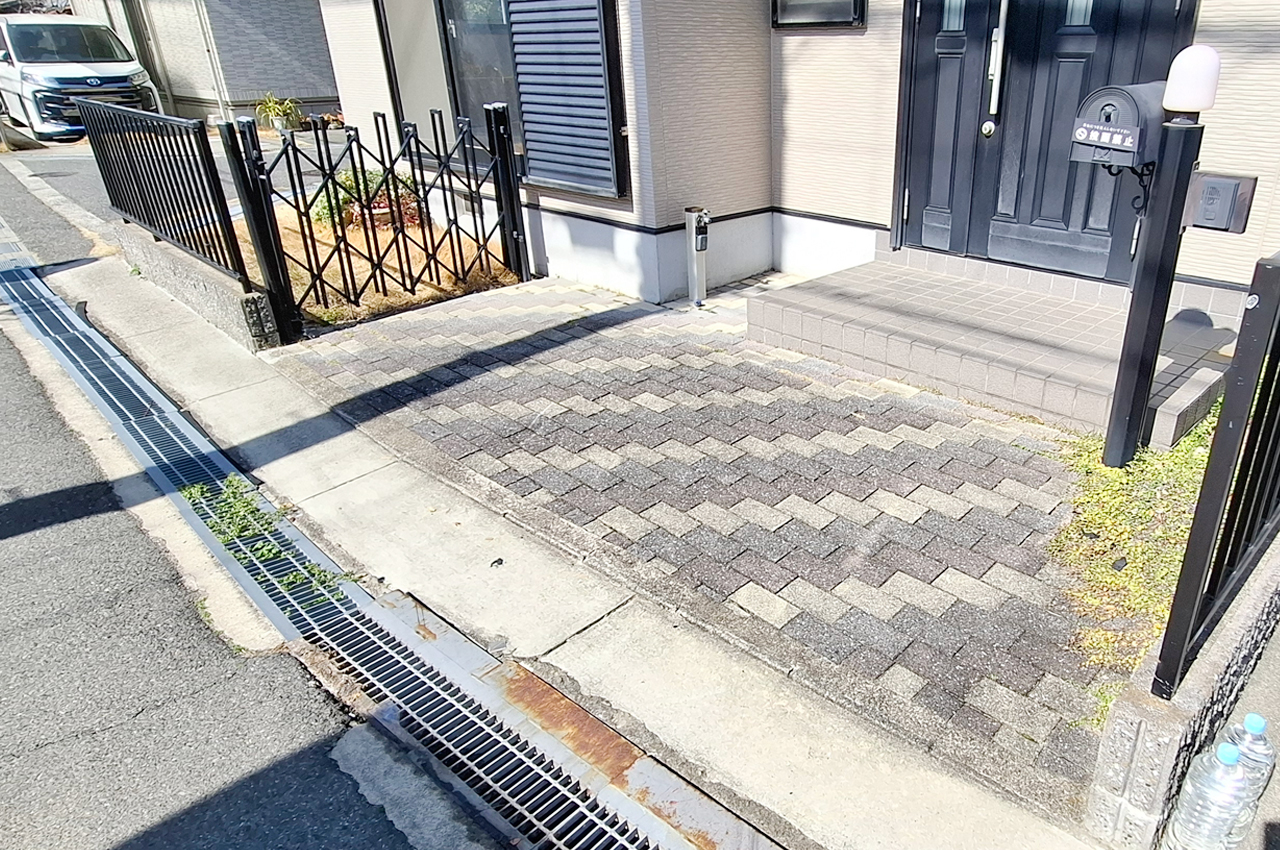 玄関（伸縮門扉・ブロック塀撤去予定）