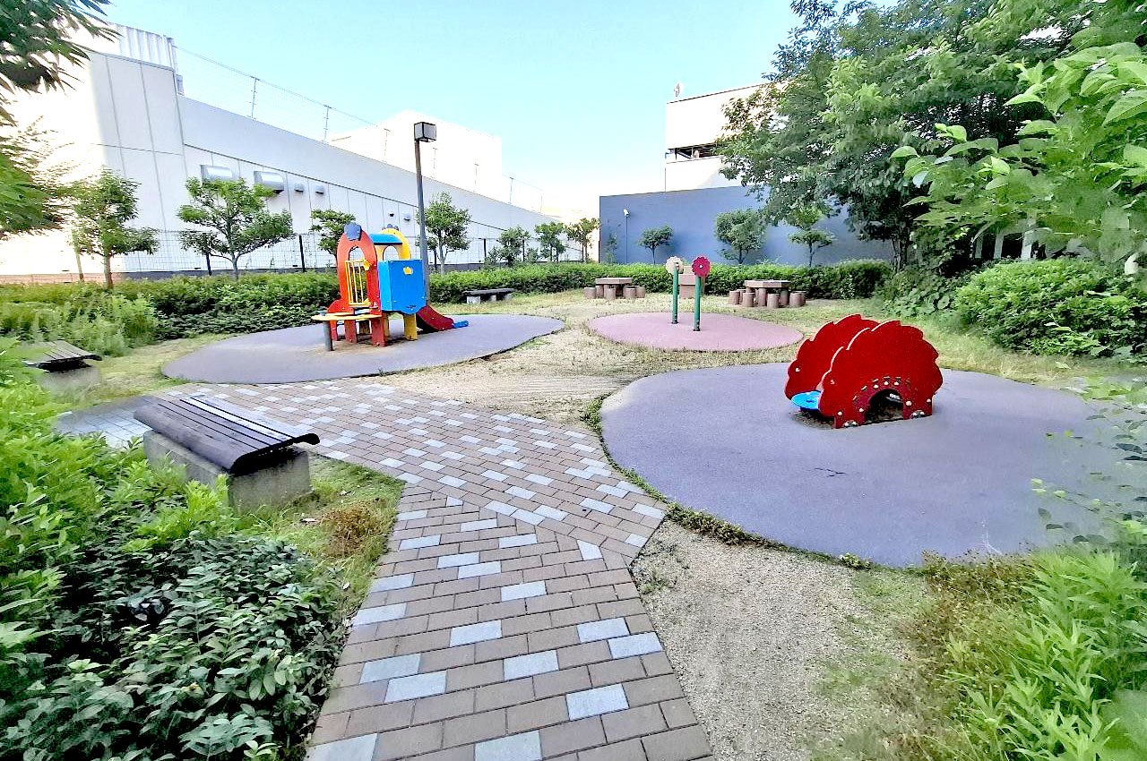 隣接公園