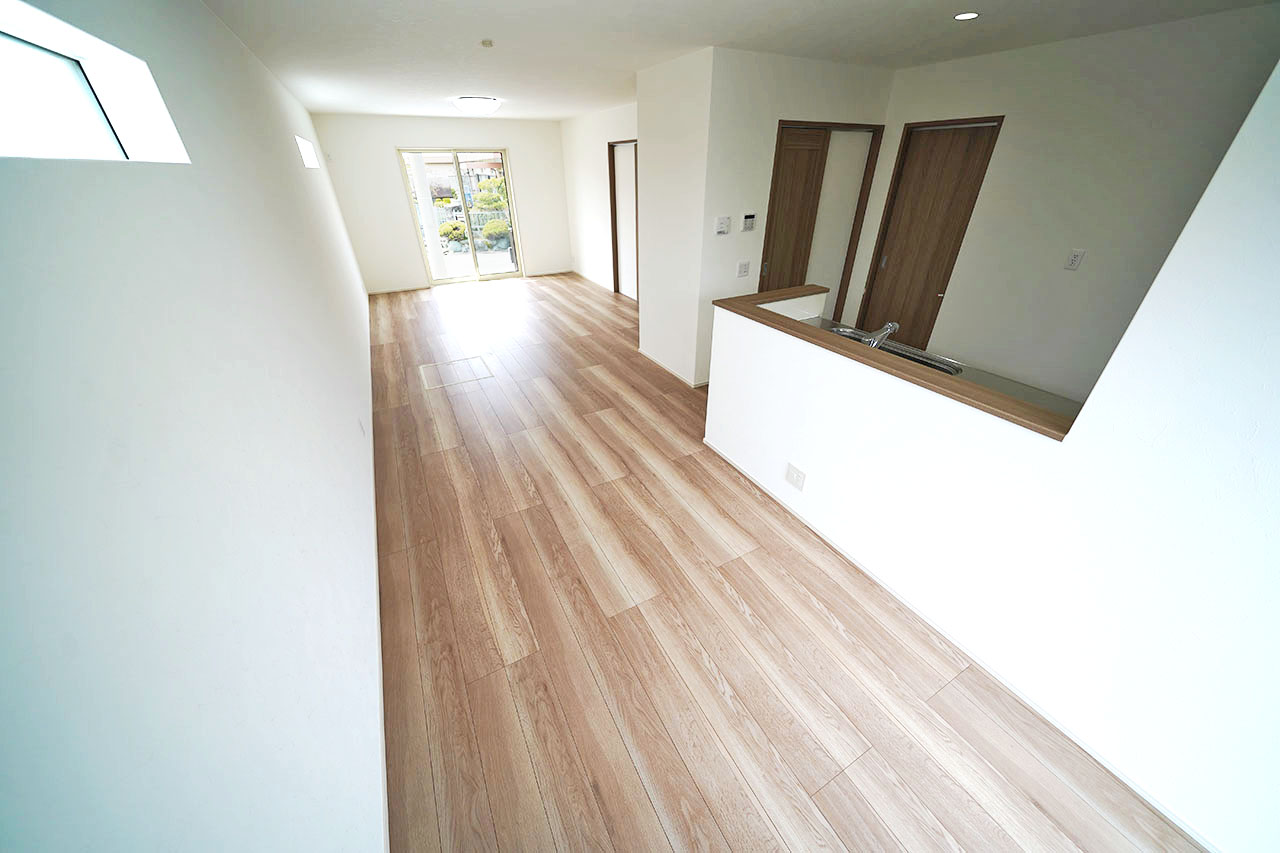 LDK：三面採光の明るく開放的な空間です。