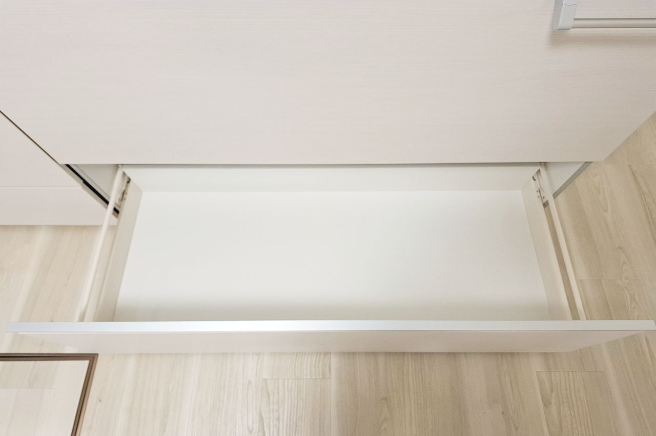 キッチン：中の物を見やすく、出し入れもスムーズなスライド収納。