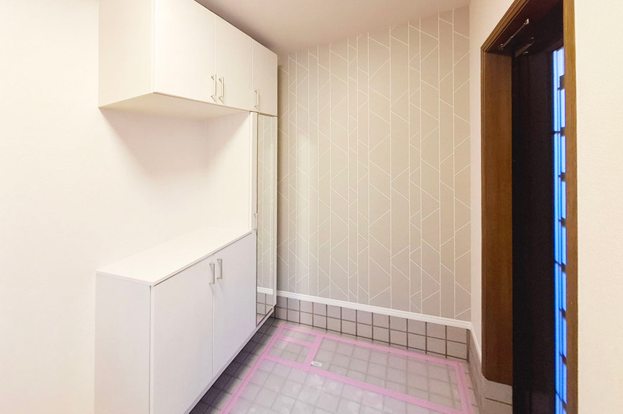 玄関：下駄箱を新調。壁の一部はアクセントクロスに。