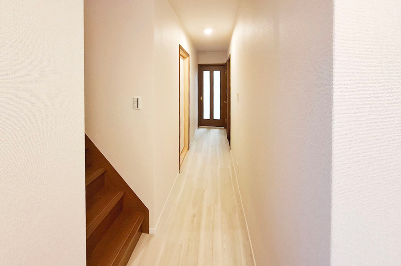 1F廊下：クロスや床フロアタイルを新調。