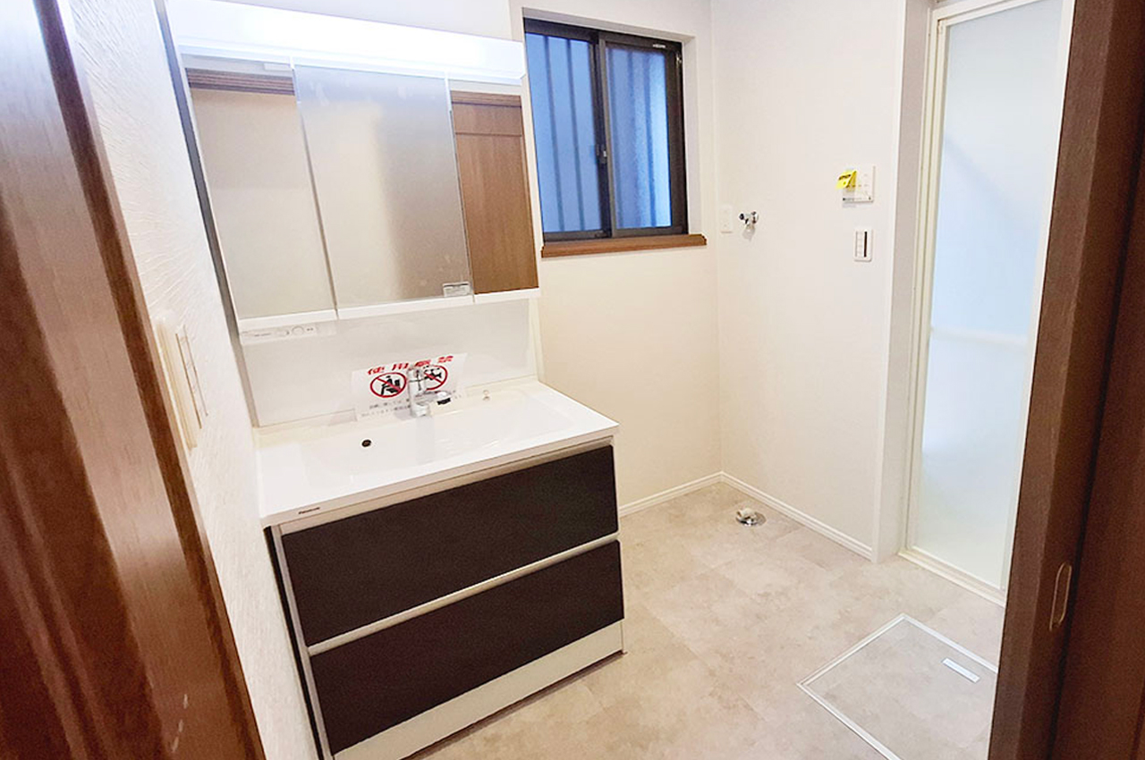 洗面室：壁・天井クロスを貼替え、洗面化粧台を新調済み。