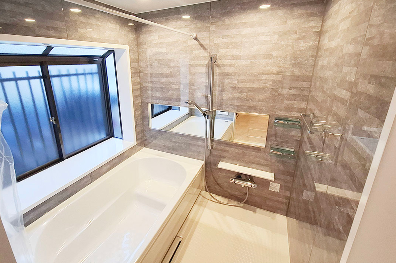 バスルーム：システムバス＆浴室乾燥機を新調済み。