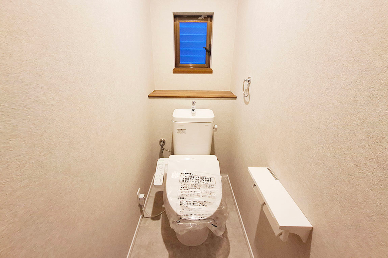 1Fトイレ：壁・天井クロスを貼替え、便器・温水洗浄便座を新調済み。