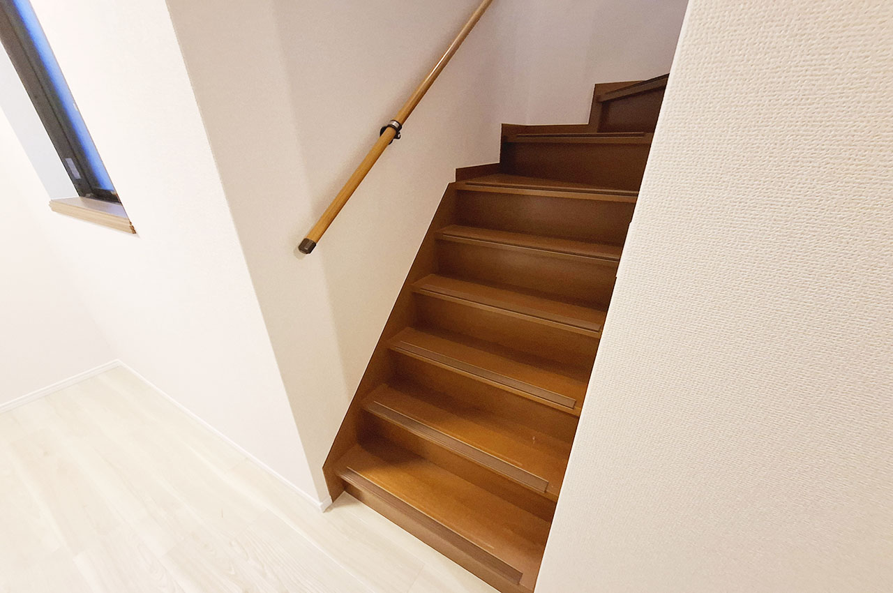 階段：お子様やお年寄りにも安心の手摺付きの階段です。