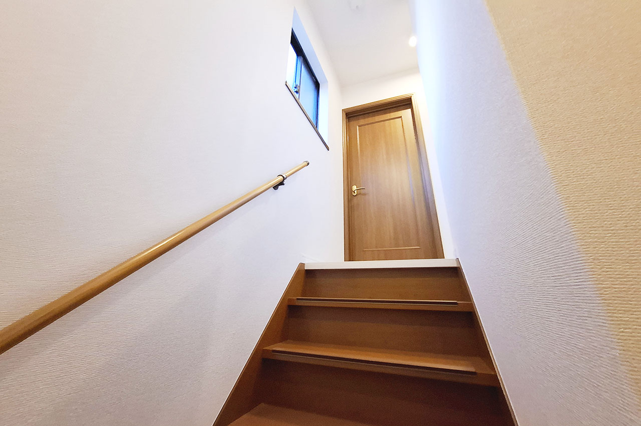 階段：窓から光が入り、明るさを保てます。