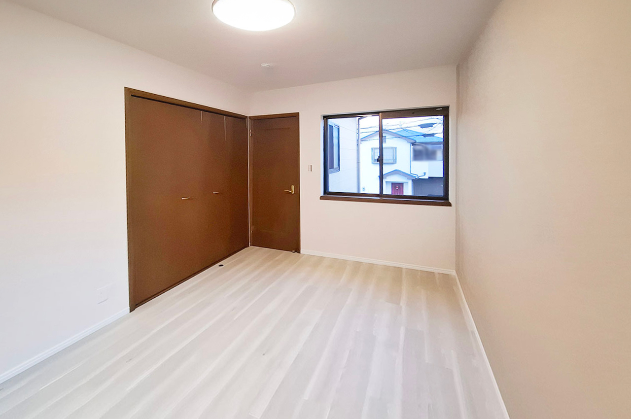 洋室① 約6帖：壁・天井クロスを貼替え、床フロアタイルを新調済み。