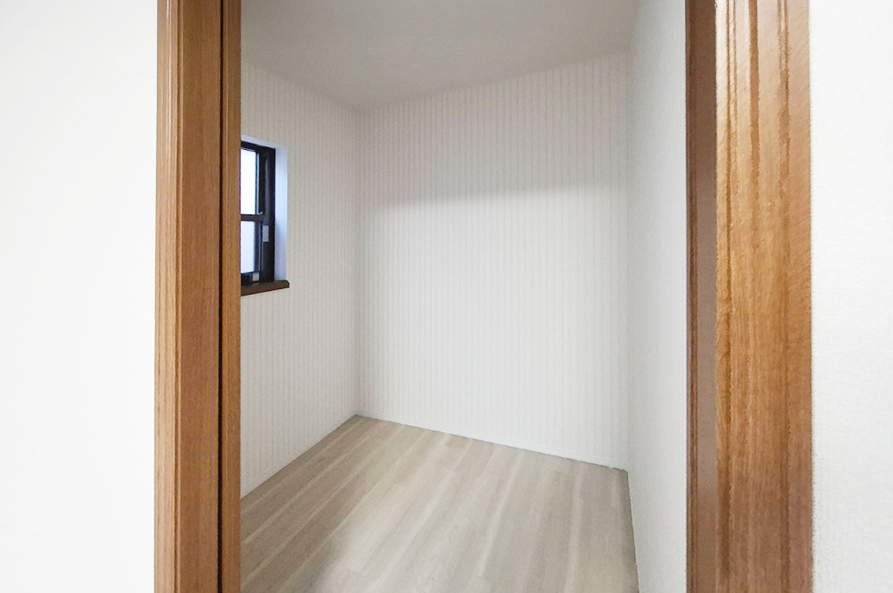 洋室②ウォークインクローゼット：衣類や季節ものなどたっぷり収納可能です。