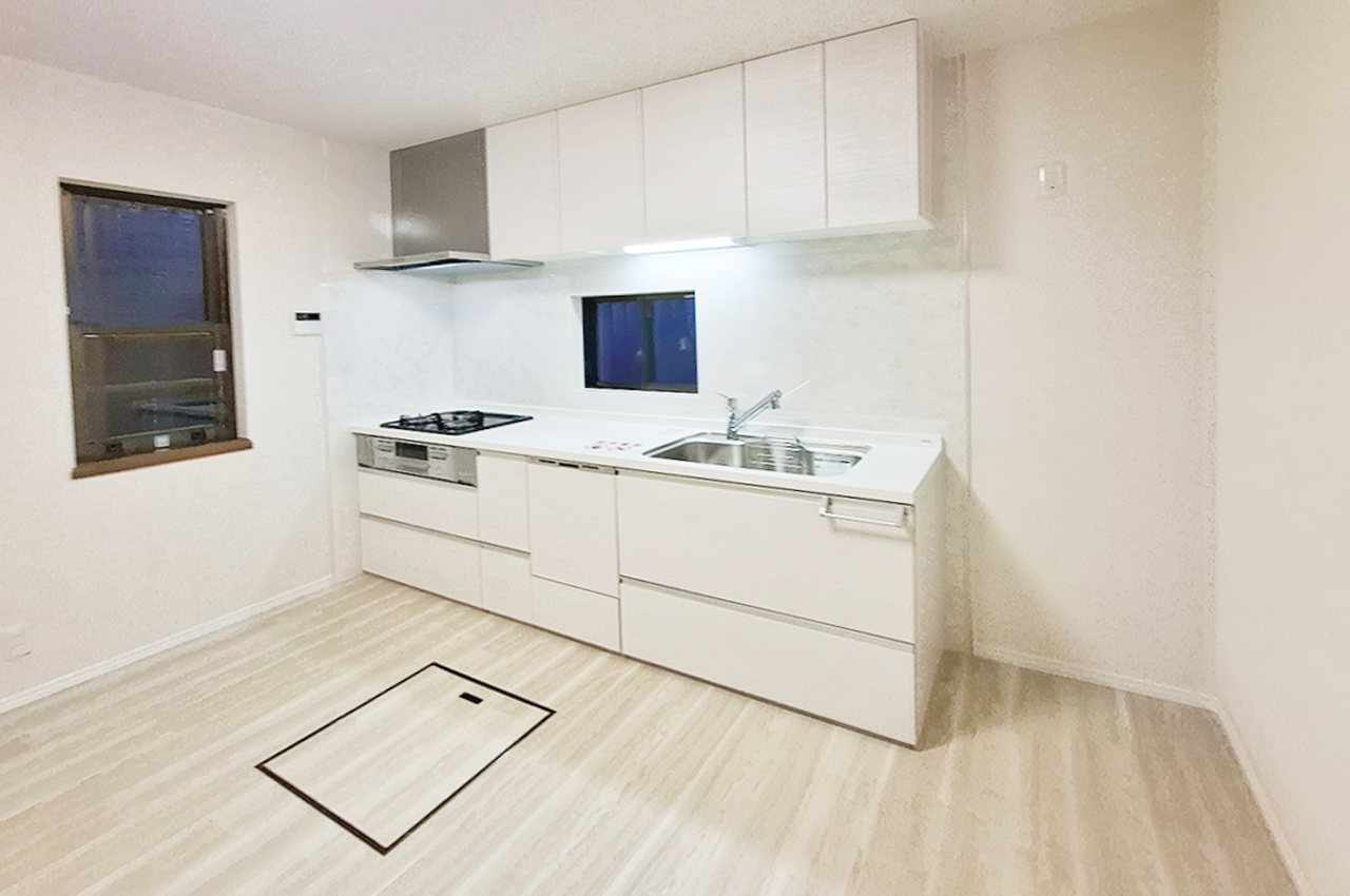 キッチン：使いやすいスライド収納や床下収納付きで整理整頓しやすい空間です。