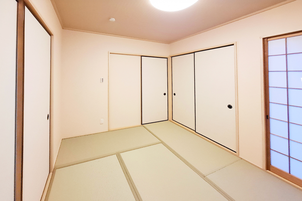 和室：壁・天井クロス・障子を貼替え、畳の表替えを施し済み。