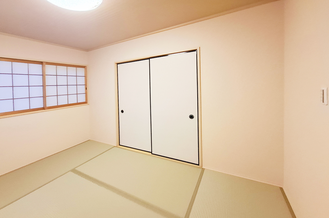 和室：入口と押入の襖を貼替え済み。