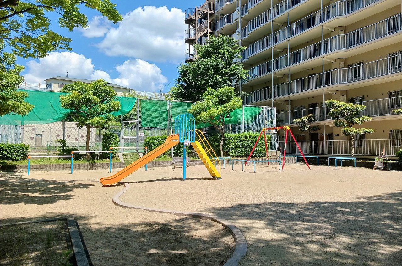 隣接公園