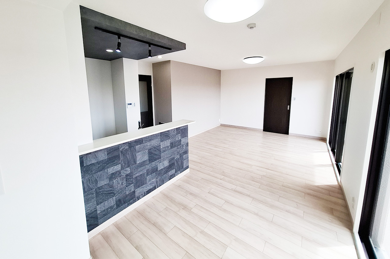 LDK：キッチンカウンター下のアクセントクロスを新調済み。